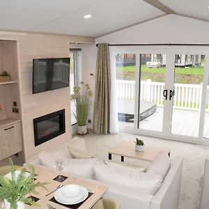 Honey Bee With Hot Tub Holiday home York