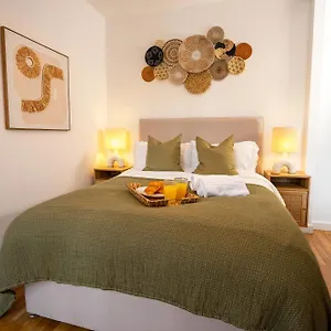 Boho Style - King Bed, Central, Super Fast Wi-fi Apartment